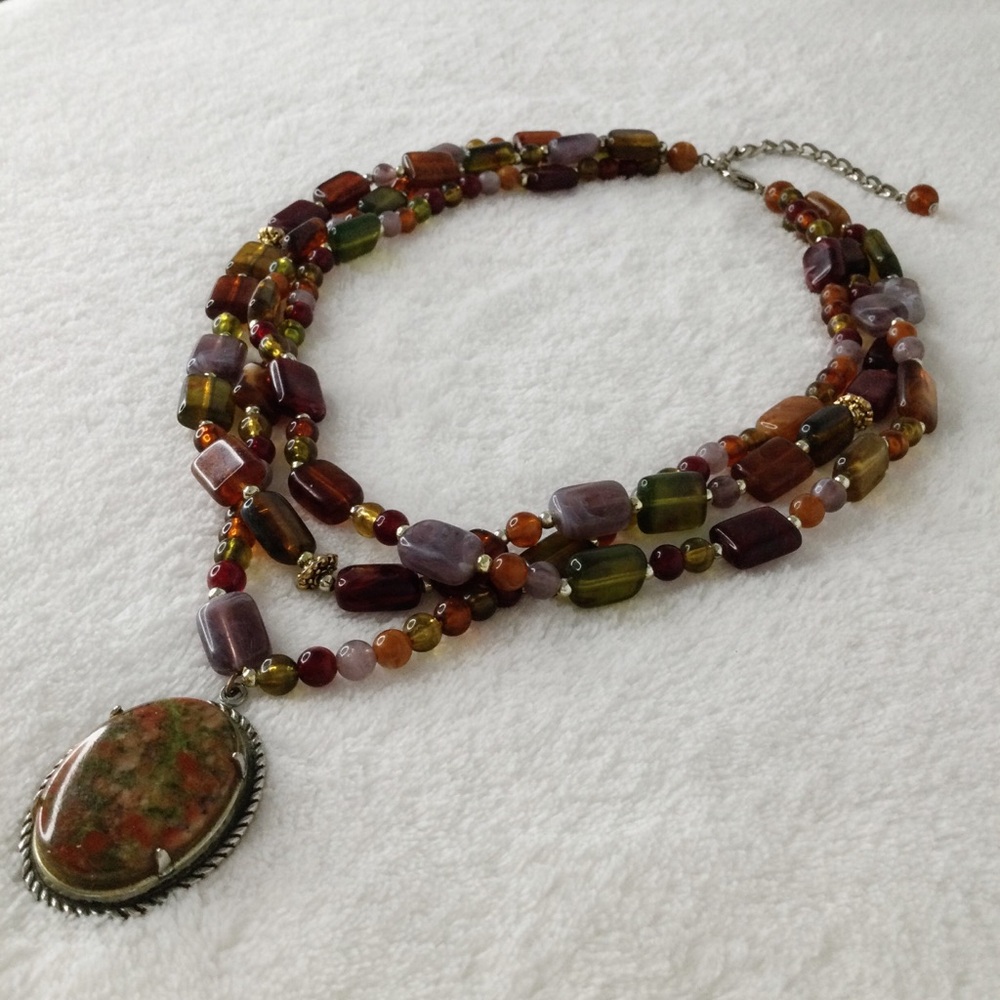 LAST CHANCE -RE-LISTING AT $48 TOMORROW Vtg Unakite Pendant Lucite Bead Necklace - Picture 11 of 16